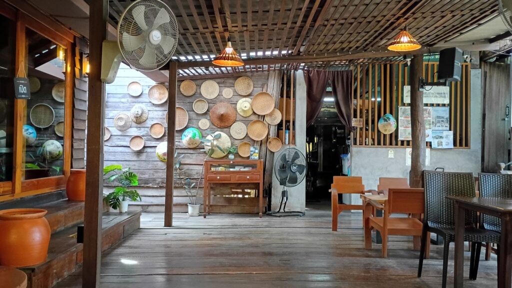 wooden house cafe lampang