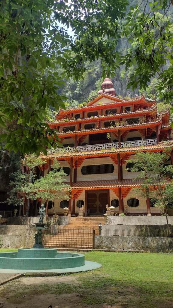 sam poh tong temple