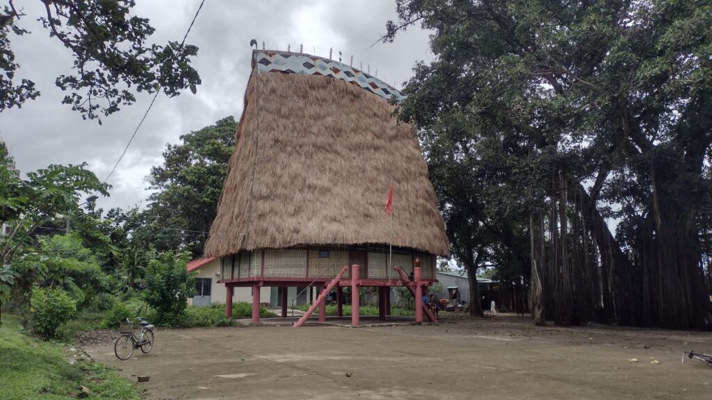 nha rong community house