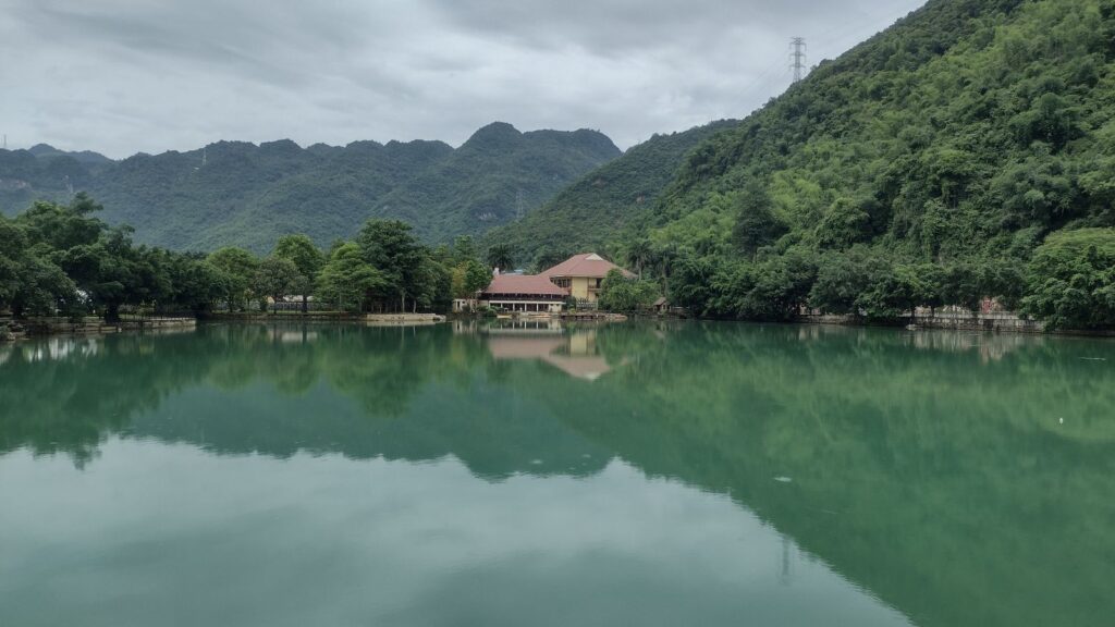 lake in mai chau